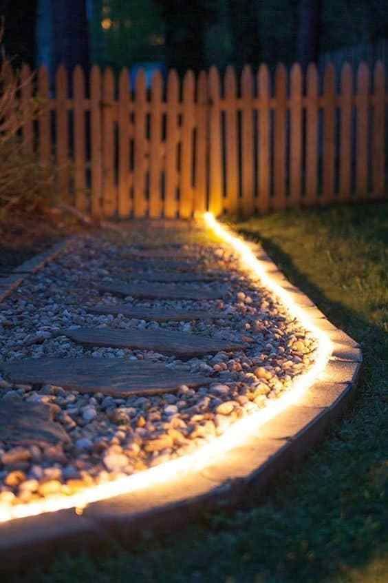 aggiungi luci ai percorsi del tuo giardino per illuminare il giardino e rendere più comodo camminare di notte