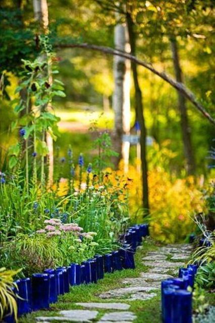 il bordo blu brillante del giardino delle bottiglie porterà molto colore e un'atmosfera rustica rilassata al tuo giardino
