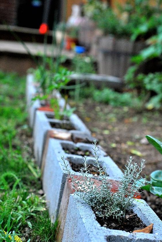 i bordi da giardino in blocchi di cemento usati come fioriere ravviveranno ancora di più il tuo giardino, che tu possa dipingerli o meno