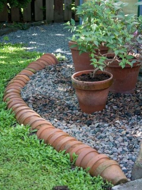 un bordo da giardino in vaso di terracotta è una bella idea per un giardino rilassato e rustico con tocchi vintage