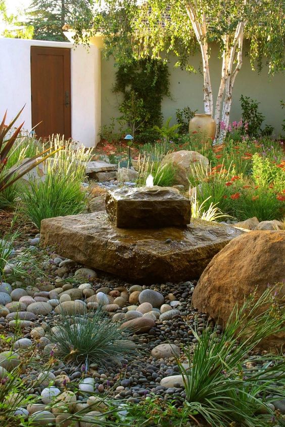 una splendida fontana di roccia sembra molto naturale e fresca in un giardino nel deserto