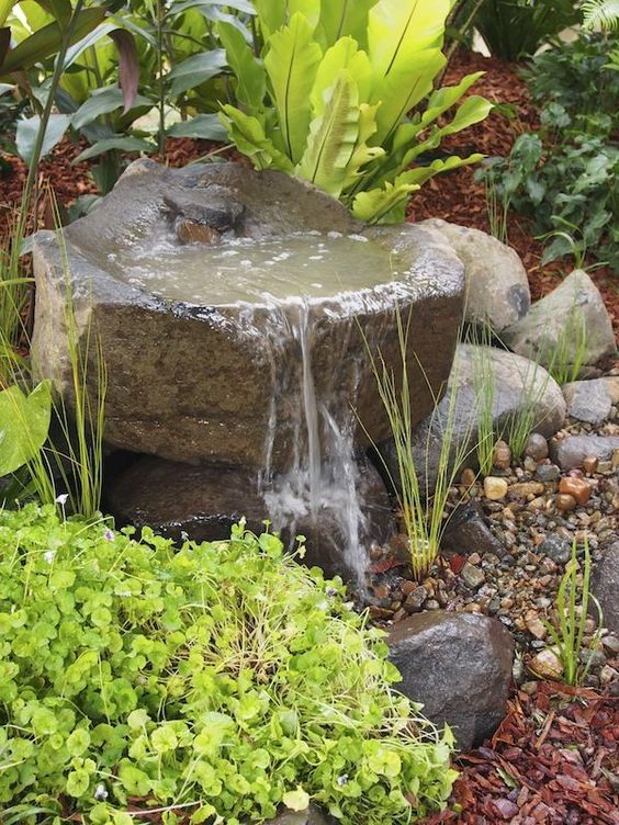 I giardini rocciosi sono ideali per qualsiasi giardino, sono molto naturali e quel suono dell'acqua è rilassante