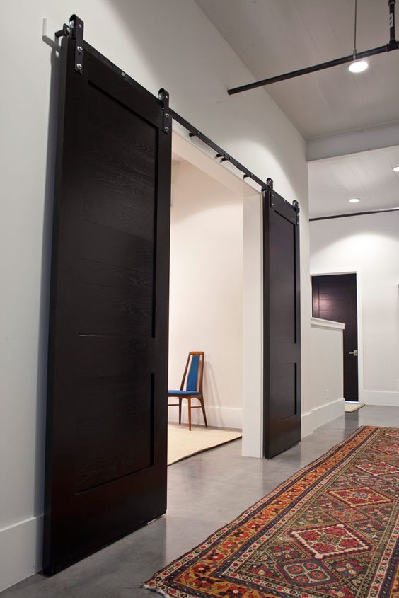 moderne porte scorrevoli tinte scure contrastano gli interni e li fanno sembrare più audaci