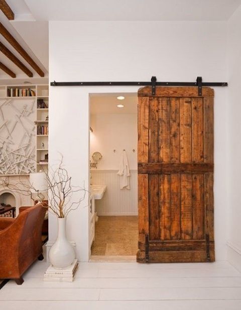 una porta da fienile scorrevole rustica è un'idea interessante per rendere più accogliente lo spazio