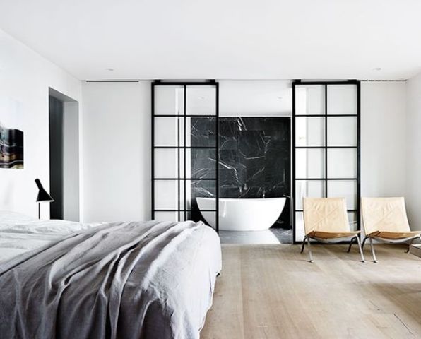 le porte con telaio in legno e vetro si adattano perfettamente a uno spazio moderno e aggiungono eleganza ad esso