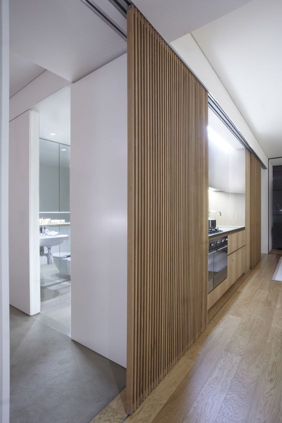 una porta scorrevole della plancia di legno per uno spazio minimalista
