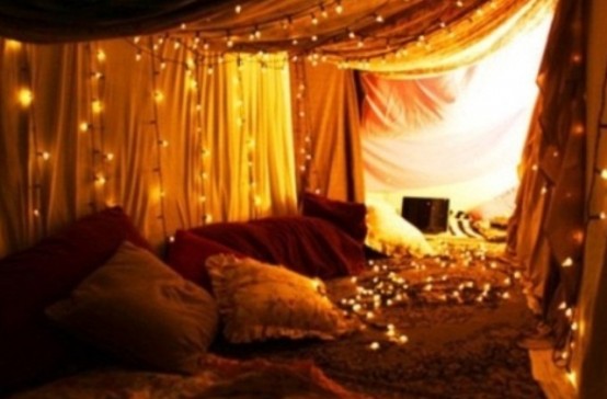 tende con luci sopra la zona notte è una bella idea per una camera da letto