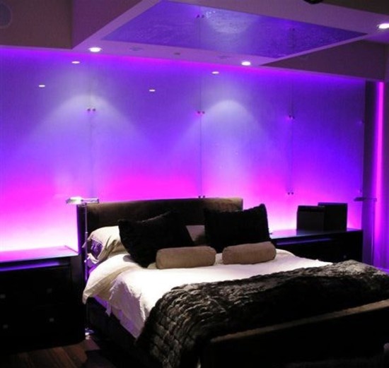 un'intera parete colorata con luci integrate e luci sul soffitto illuminerà l'intera stanza