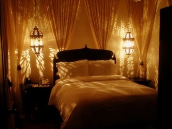 Le lampade a sospensione marocchine di grandi dimensioni sopra i comodini sono una bella idea per una camera da letto