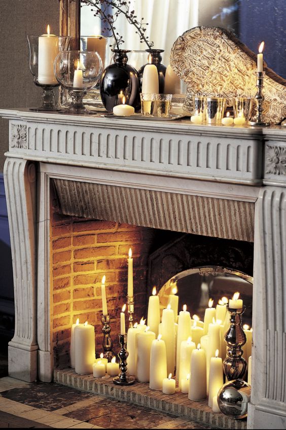 un camino vintage con pilastro e candele alte e sottili e con portacandele vintage al suo interno