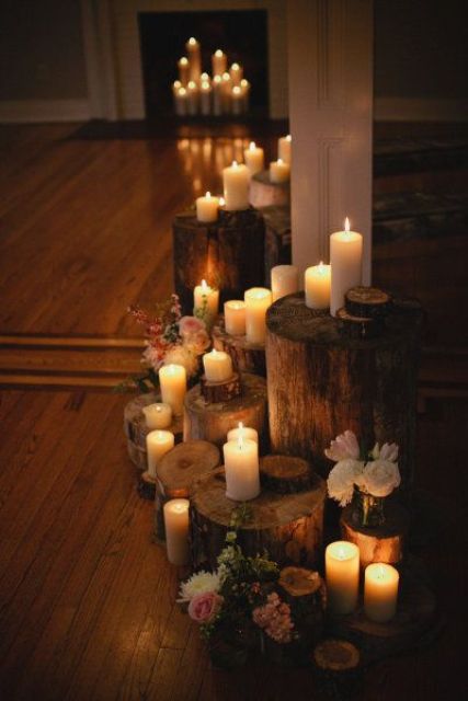 ceppi d'albero come portacandele, fioriture in vasi per un caminetto rustico chic con un tocco di romanticismo
