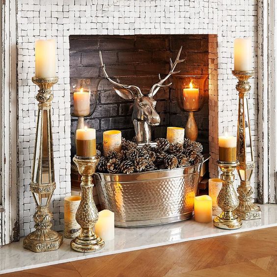 audace stile rustico con candele poste su portacandele vintage, una vasca con pigne e una finta testa di cervo