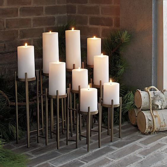 un candelabro architettonico per nove candele a colonna su alzate graduate su lunghe gambe magre