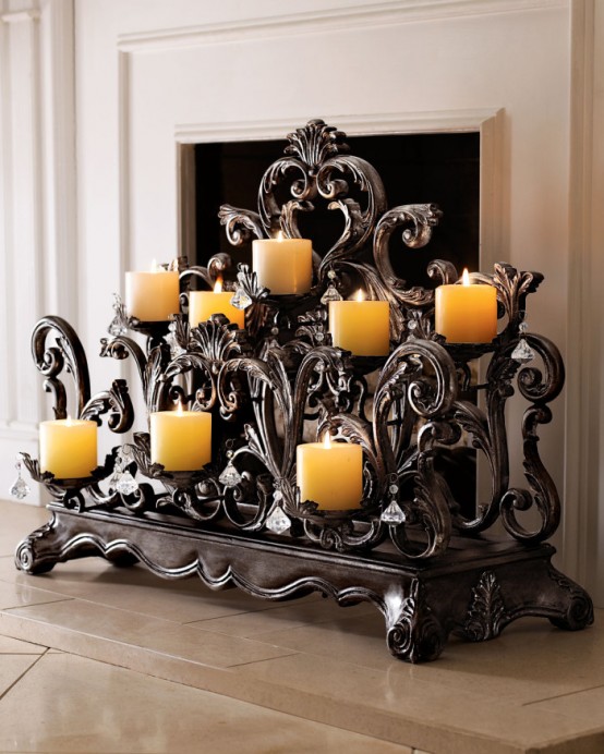 un candelabro chic e sofisticato con molte candele abbellirà qualsiasi camino dandogli un aspetto più formale
