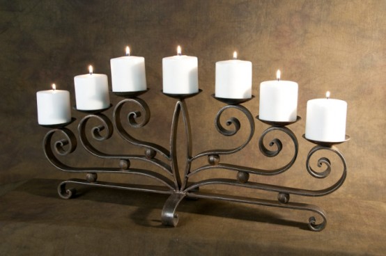 un raffinato candelabro in metallo con candele è tutto ciò che serve per un accogliente caminetto