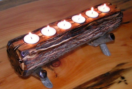 un ceppo di legno con lumini e su un supporto può essere un facile fai-da-te per il tuo caminetto