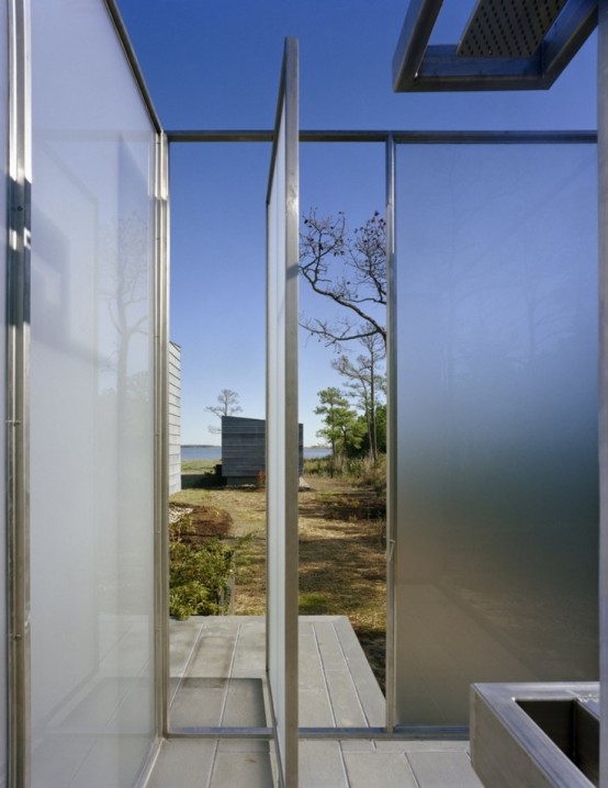 una doccia esterna ultramoderna realizzata completamente in vetro satinato