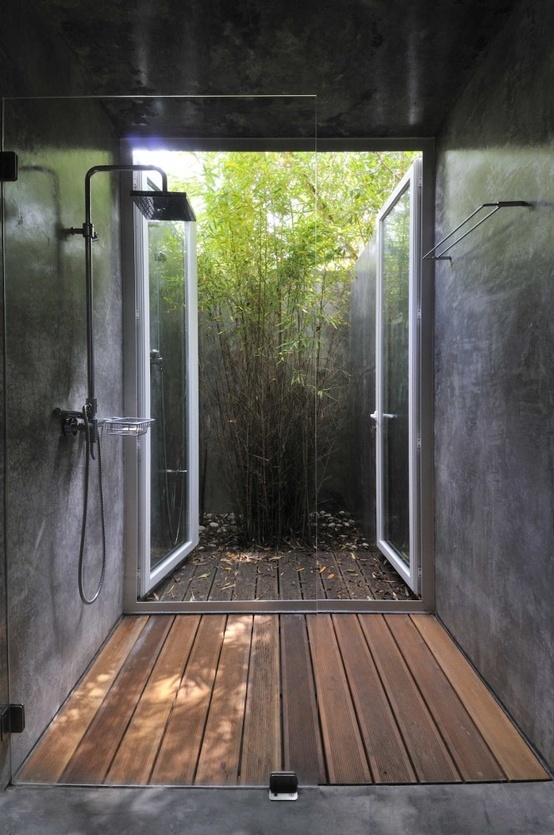 una doccia interna che può essere aperta all'aperto e alla fresca vegetazione che cresce qui