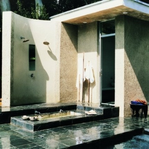 un semplice bagno contemporaneo all'aperto con doccia e vasca da bagno in muratura, il tutto rivestito con piastrelle verdi