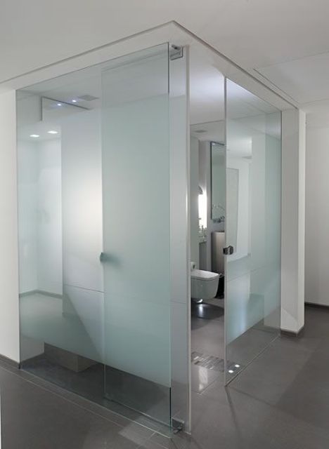 una toilette tutta rivestita di vetro smerigliato è un'idea molto contemporanea e fresca per uno spazio minimalista