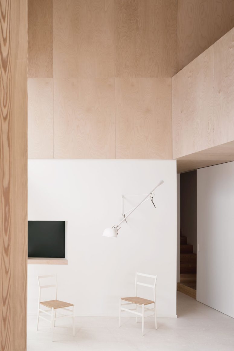Gli spazi sono aperti e sfoggiano soffitti alti e un arredamento semplice dal contemporaneo al minimalista