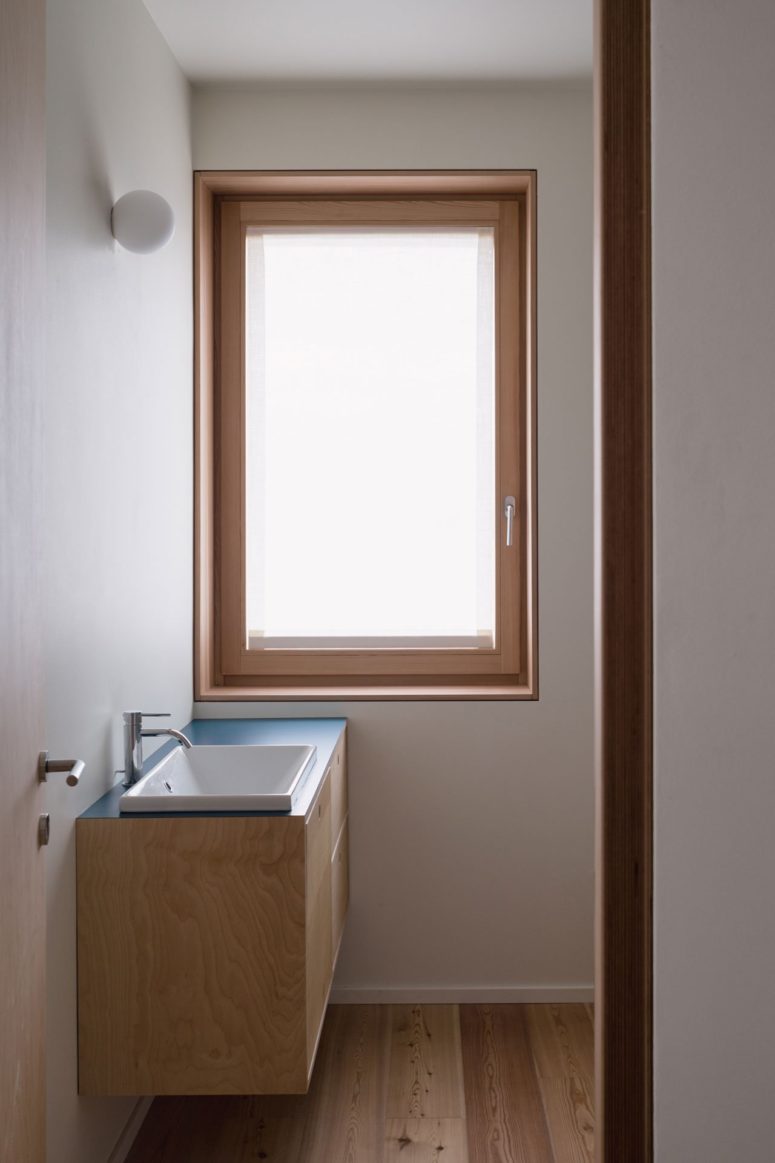 I bagni dispongono anche di finestre che riempiono lo spazio di luce naturale ma la finestra è smerigliata