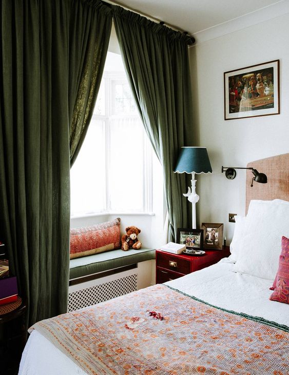 un davanzale imbottito è una bella idea di un sedile nella tua camera da letto che consente di risparmiare spazio