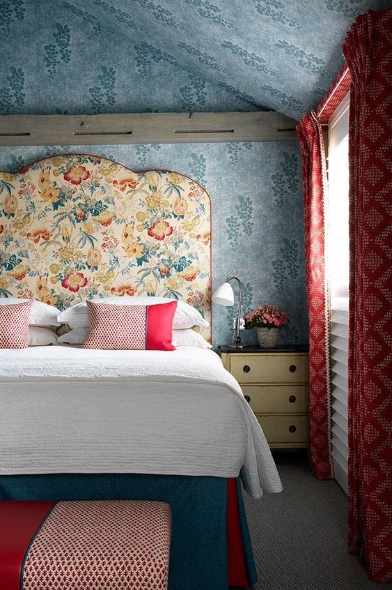 un bellissimo e luminoso copricapo floreale che lega i colori della camera da letto