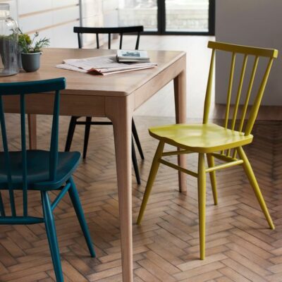 Rendi le tue sedie semplici accattivanti usando vernici diverse per creare uno spazio da pranzo audace