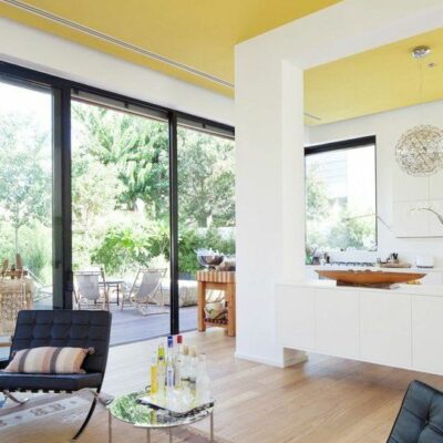 un inaspettato soffitto giallo sole crea una sensazione di sole in casa ogni volta che la guardi
