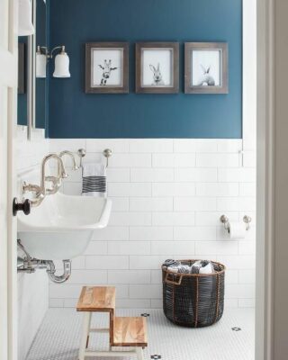 un bagno contemporaneo con pareti in parte dipinte di blu e in parte rivestite con piastrelle bianche
