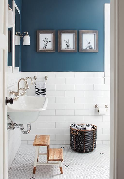 un bagno contemporaneo con pareti in parte dipinte di blu e in parte rivestite con piastrelle bianche