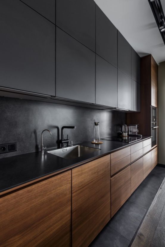 una cucina nera minimalista moderna con eleganti mobili inferiori in legno che sono un'opzione elegante per abbellire lo spazio