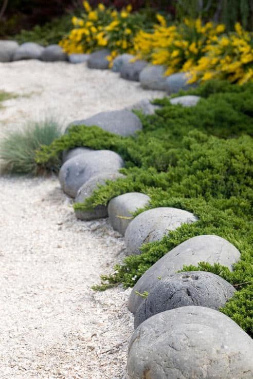 rocce di grandi dimensioni e sentieri bianchi del giardino creano un'atmosfera asiatica nel giardino rendendolo tutto naturale ma curato