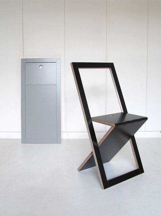 una sedia pieghevole minimalista nera è una bella idea per qualsiasi piccolo spazio moderno