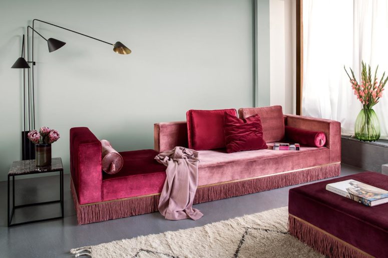 Il soggiorno è arredato con adorabili mobili in velluto dai toni gioiello con frange