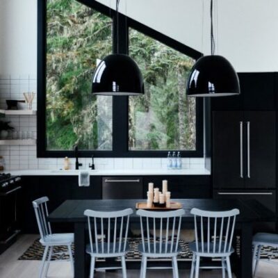 La sala da pranzo e lo spazio cucina sono realizzati in una combinazione di colori monocromatici, è in bianco e nero