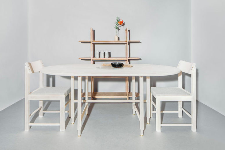 Si tratta di un tavolo da pranzo, sedie e uno scaffale a giorno che presentano tutti gambe simili e angoli curvi che sono caratteristiche della collezione