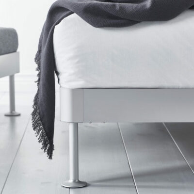 Il design del letto si basa sulla collezione di sedute Delaktig, creata lo scorso anno