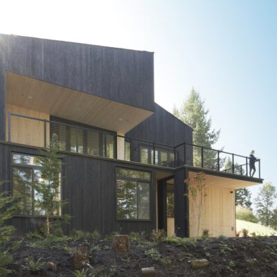 Casa minimalista rivestita con legno a due toni