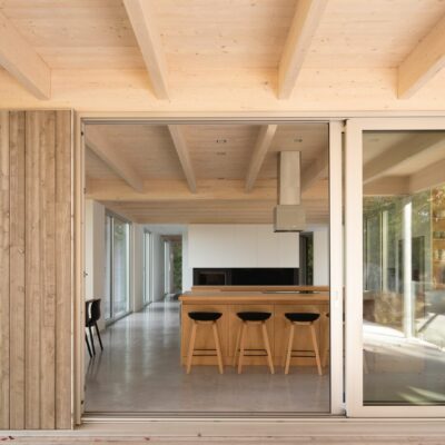 Moderna casa di legno su palafitte di tre metri
