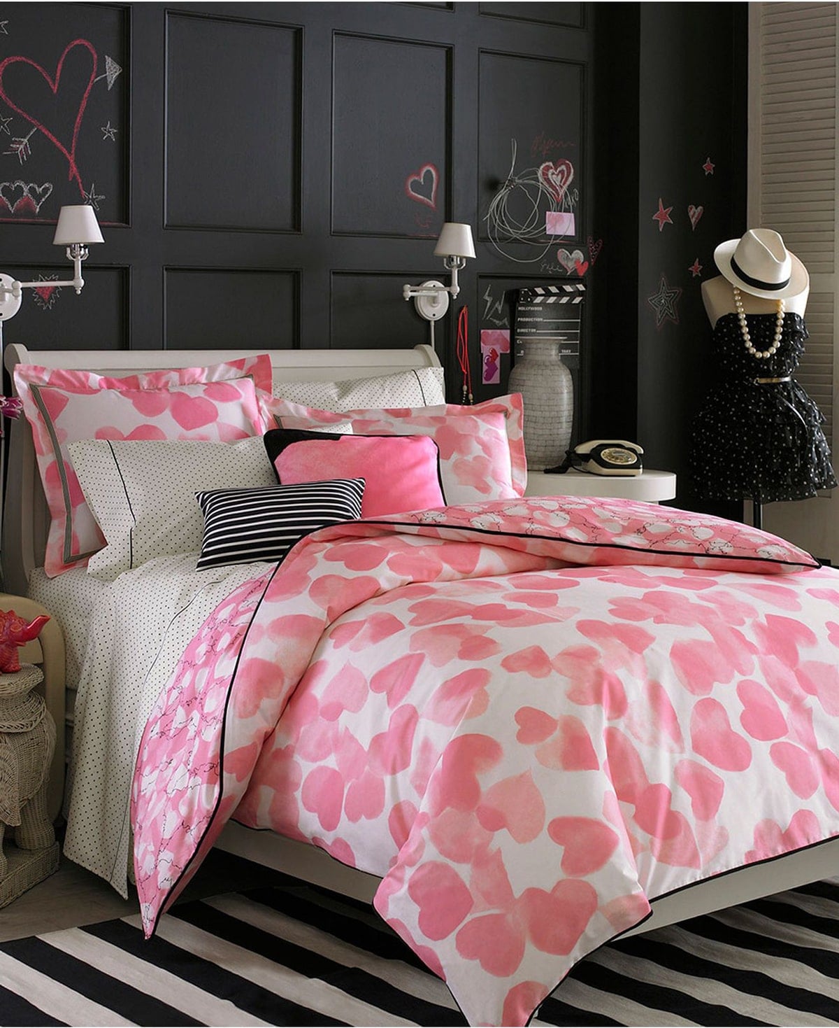 Camera da letto nera e rosa