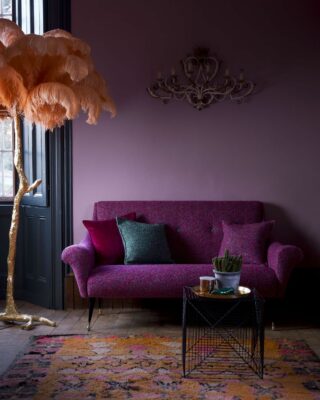 idee per integrare un divano viola nel tuo spazio