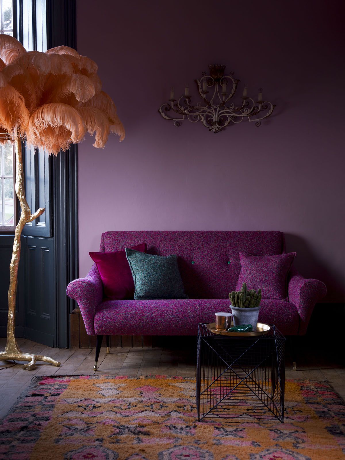 idee per integrare un divano viola nel tuo spazio