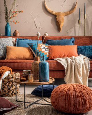 Salotto con divano arancione idee su come abbinare