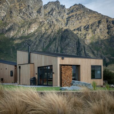 Casa alpina moderna che si fonde con il paesaggio