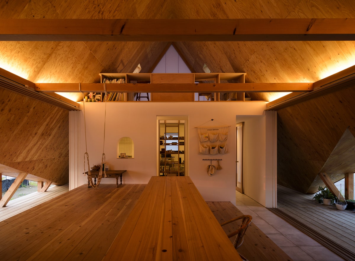 Casa minimalista a forma di tenda in legno 166 mq