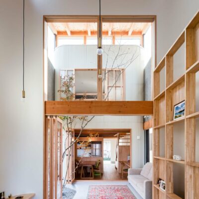 Casa minimalista con giardino interno